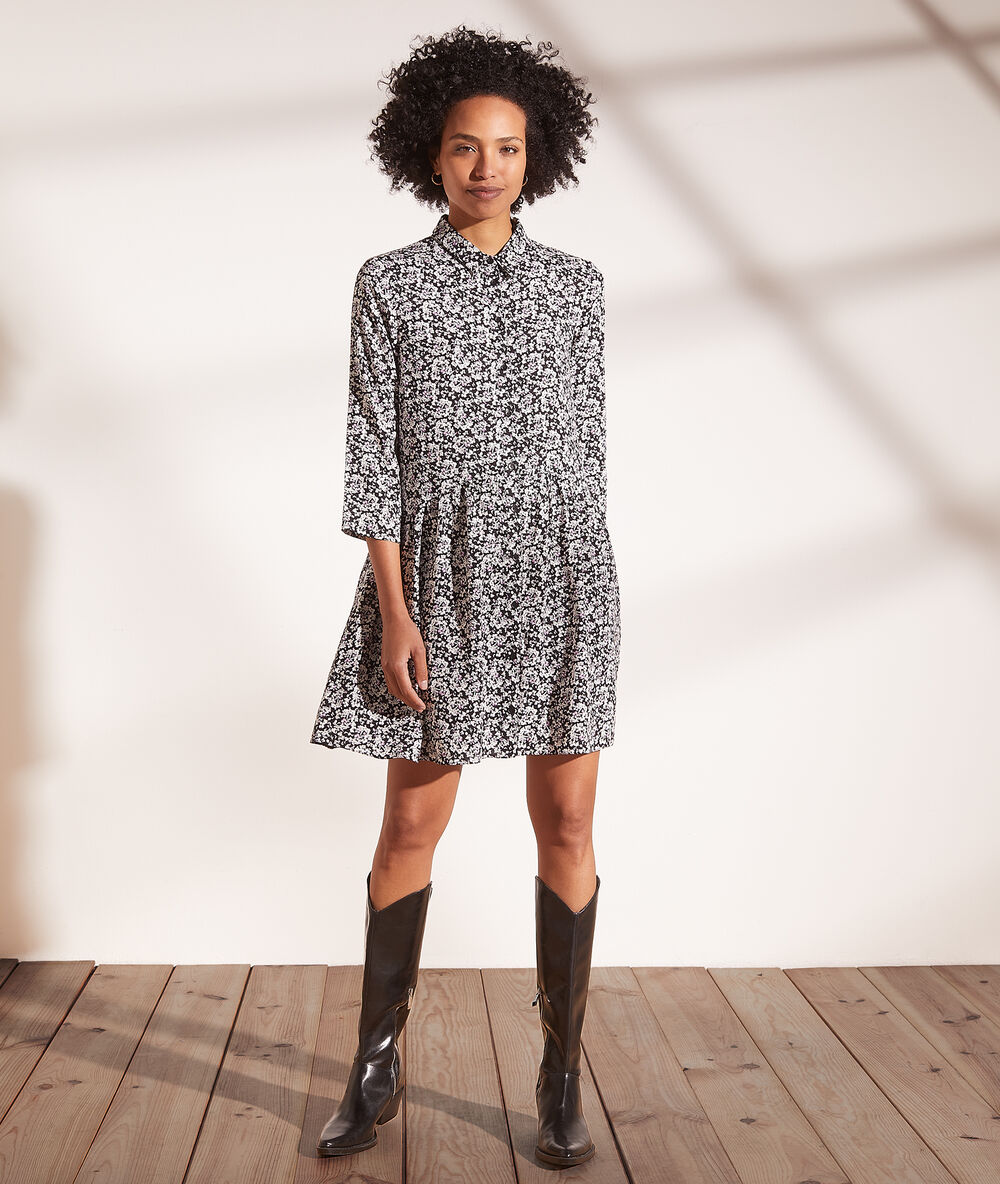 Robe courte imprimée noir.