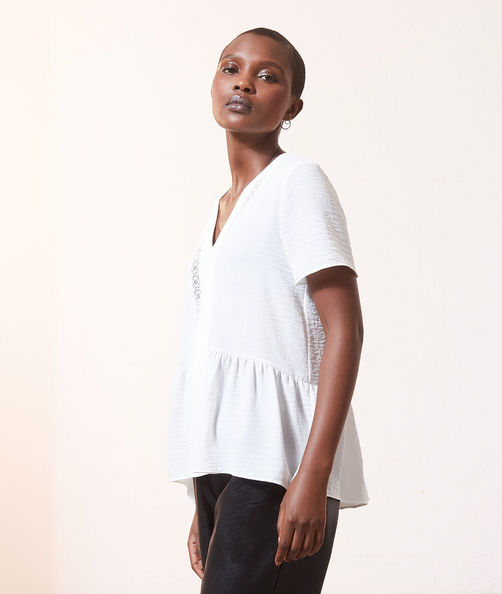 Blouse col v détails guipûre ecru.