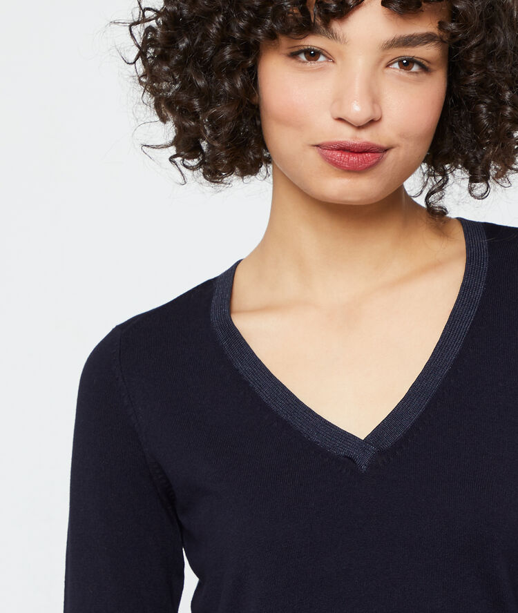 Pull col v en maille fine marine.