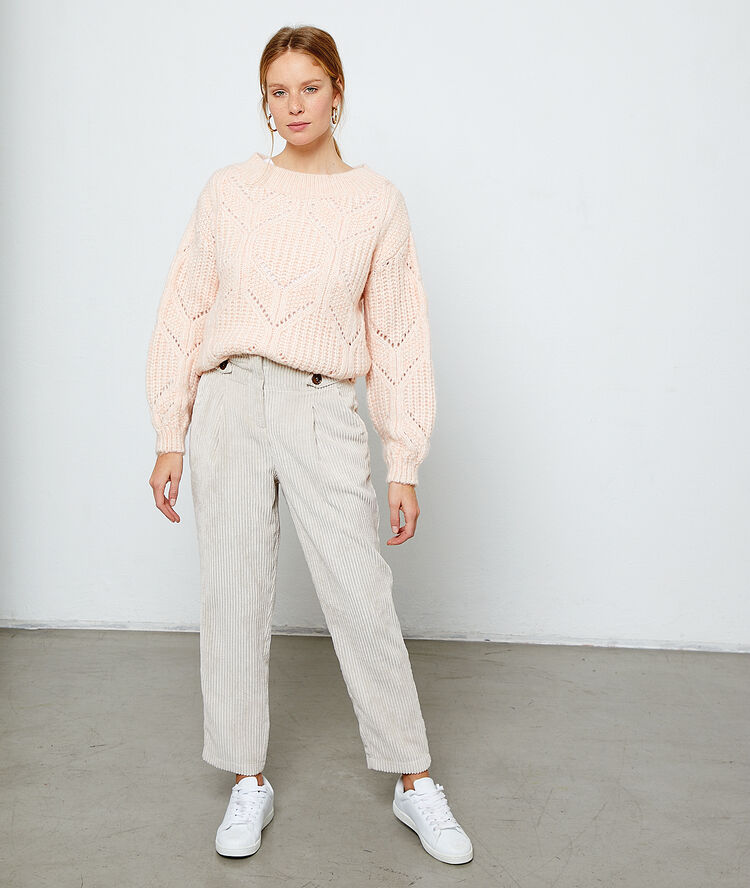 Pull en grosse maille nude.