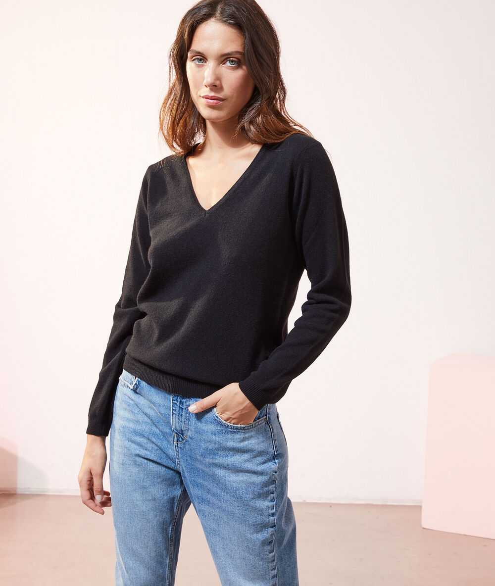 Pull col v en cachemire noir.