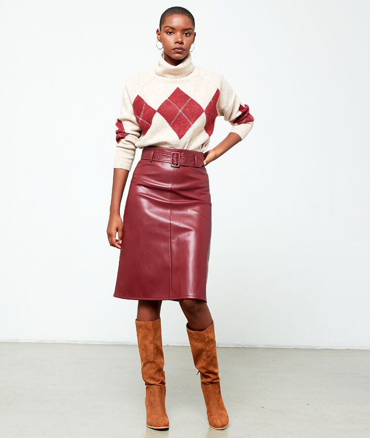 Jupe midi simili cuir bordeaux.
