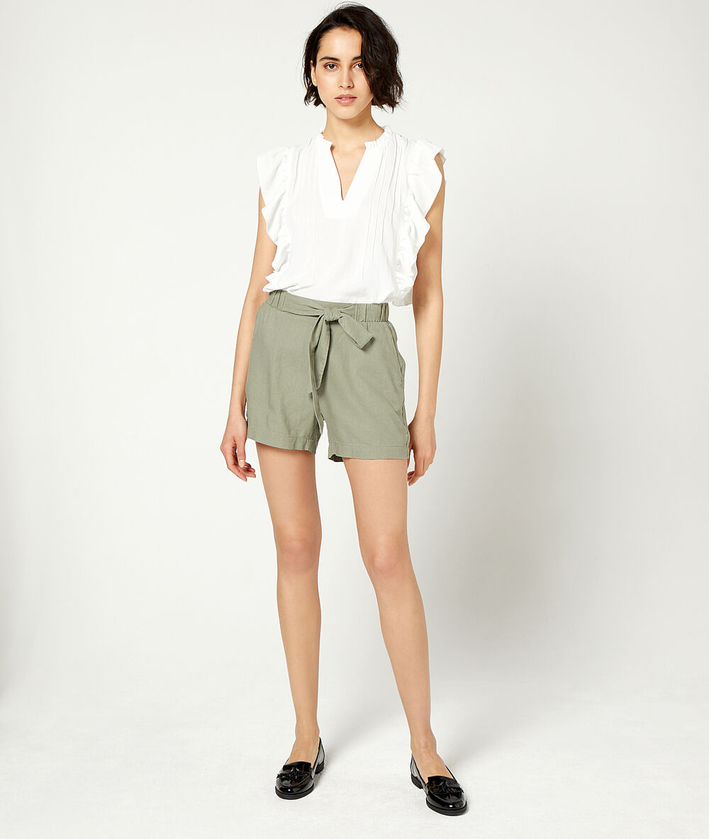Blouse à volants ecru.