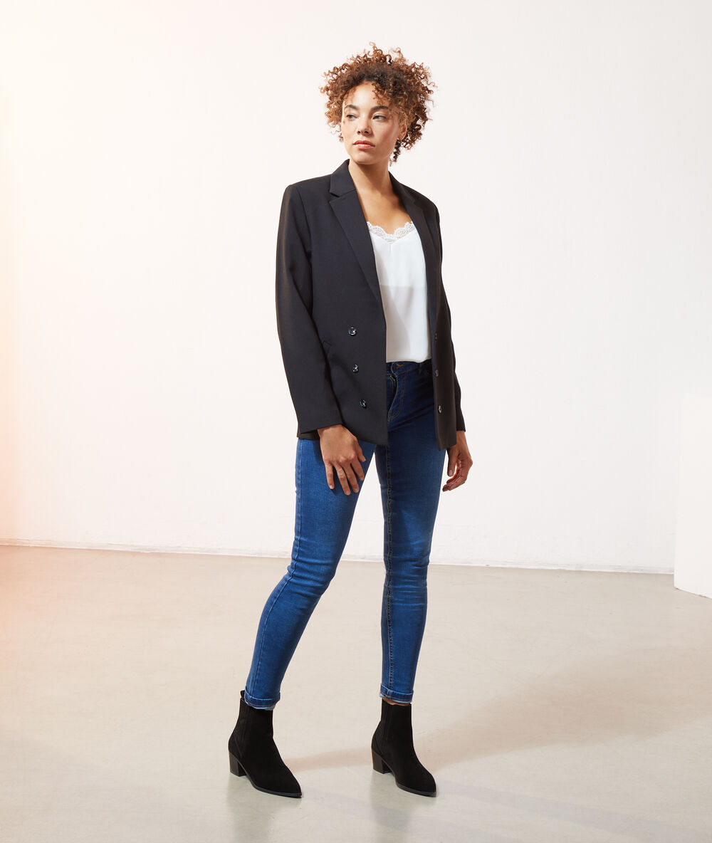 Veste de tailleur noir.