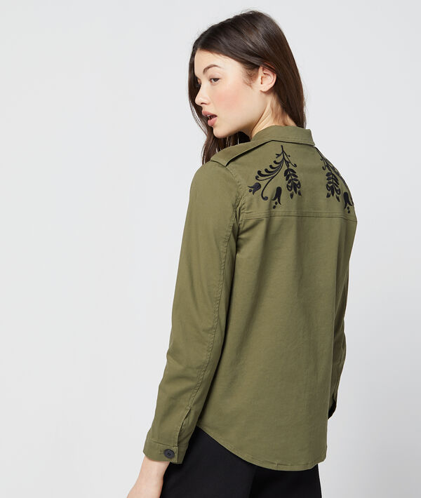 Veste boutonnée à broderies kaki clair.