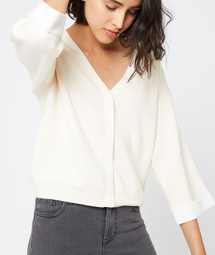Cardigan en maille fine ecru.