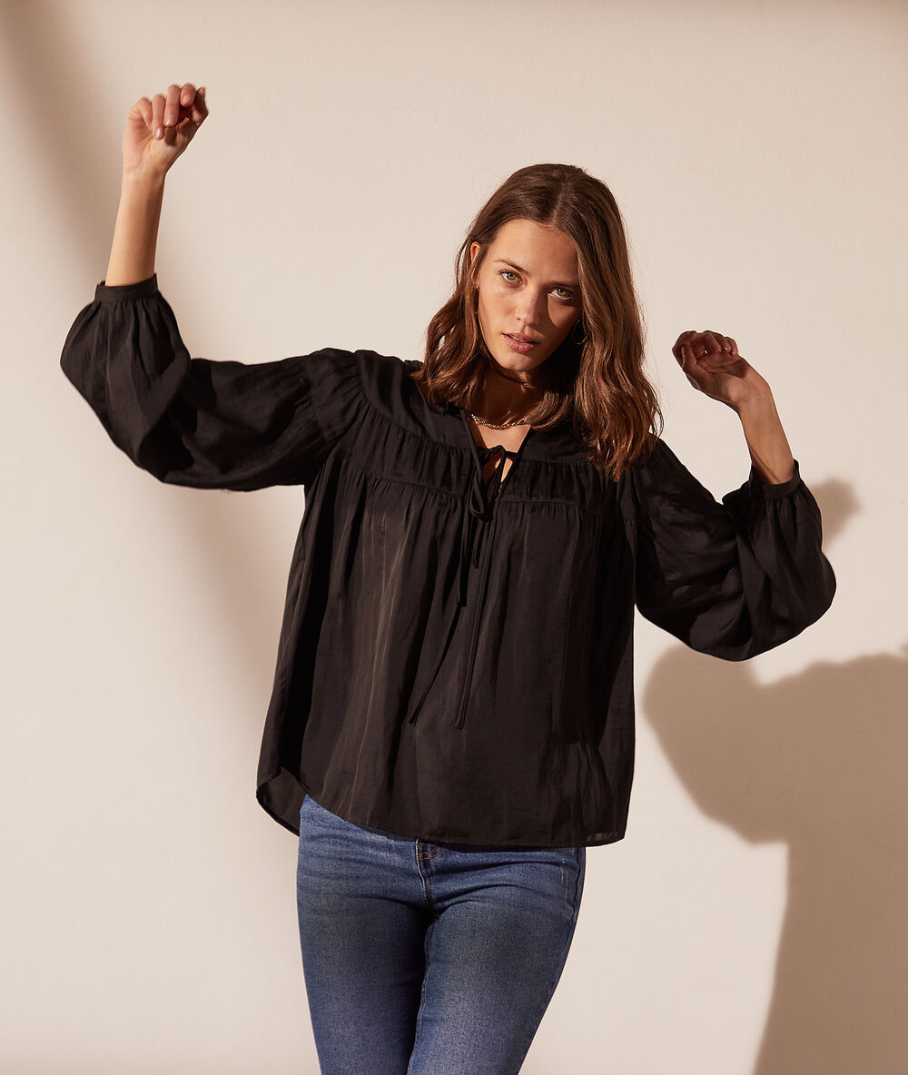Blouse à manches ballons noir.
