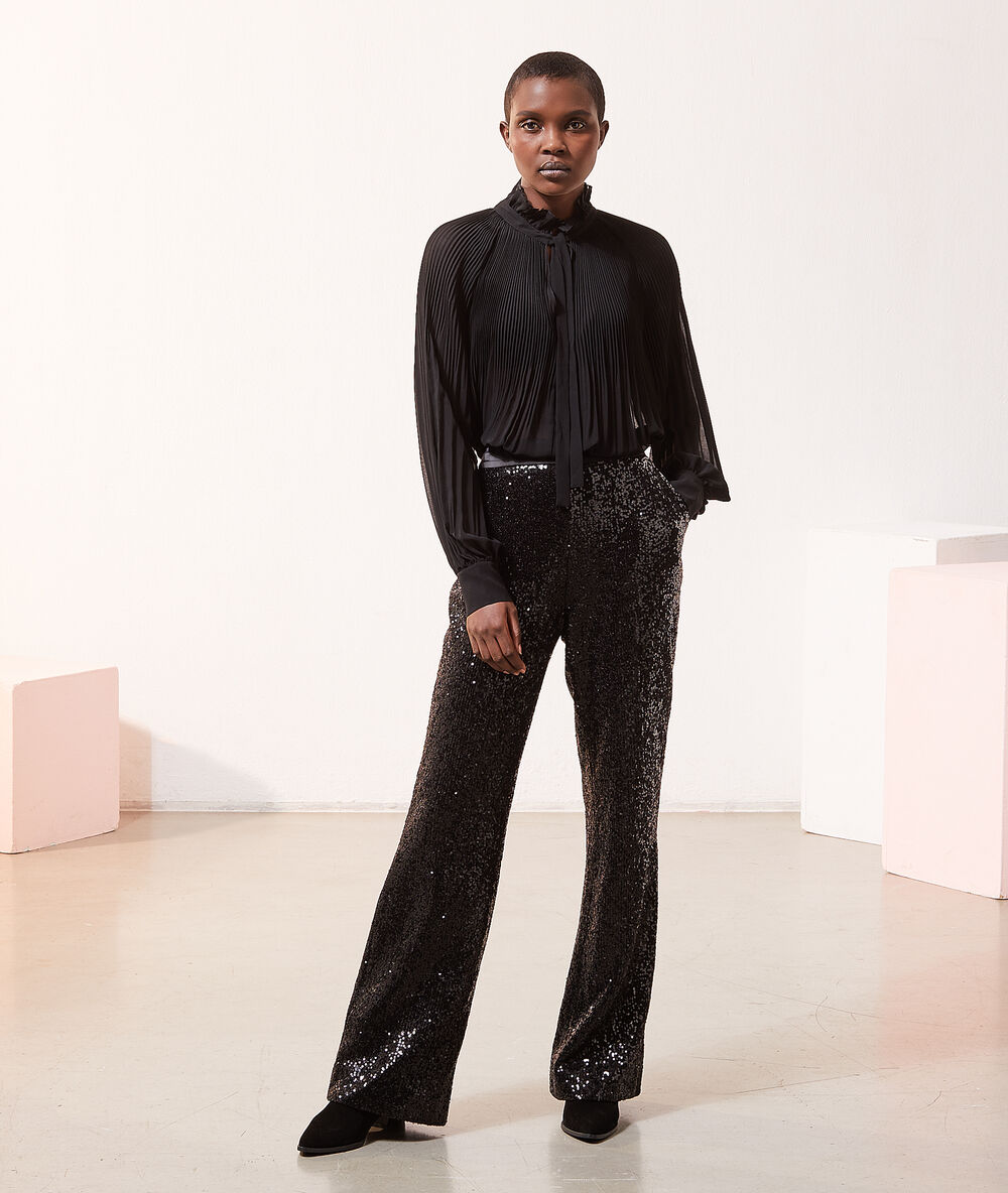 Pantalon flare à sequins noir.