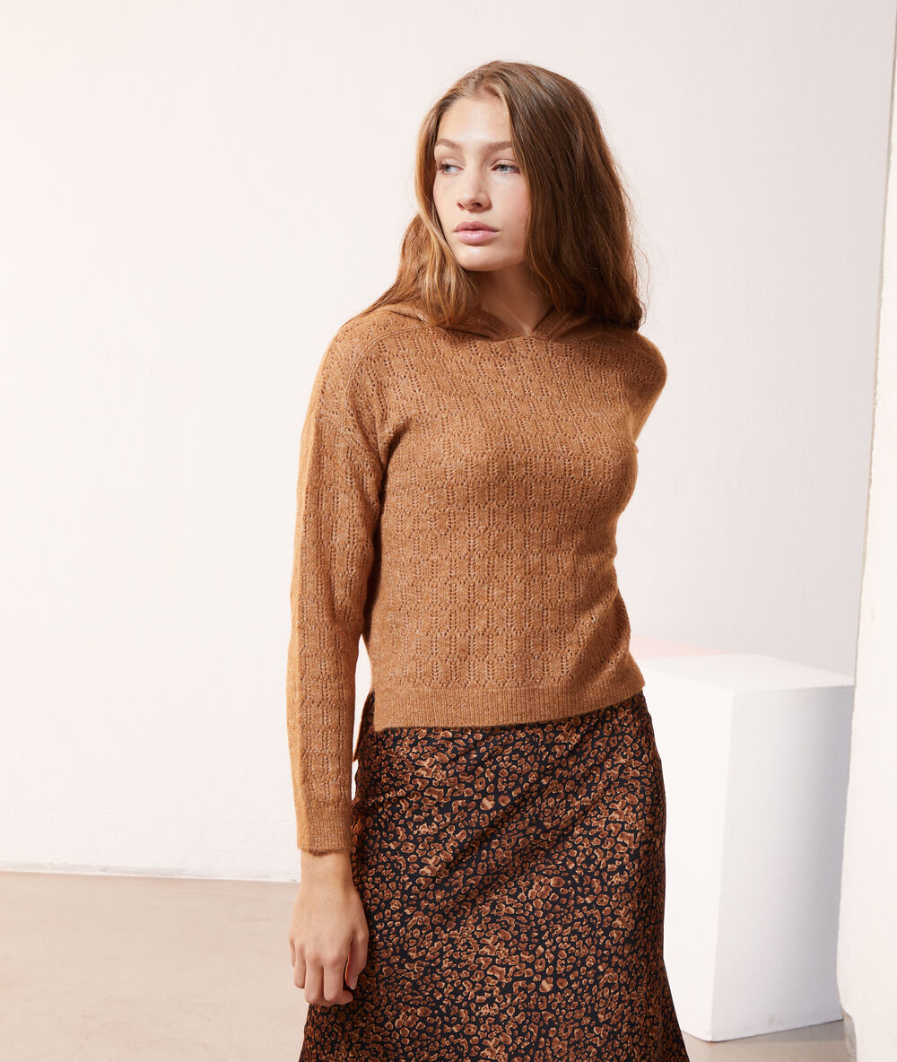 Pull à capuche en maille pointelle caramel.