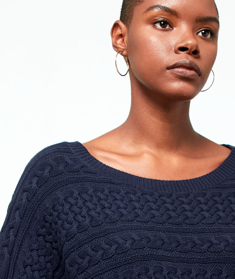 Pull en maille torsadée marine.