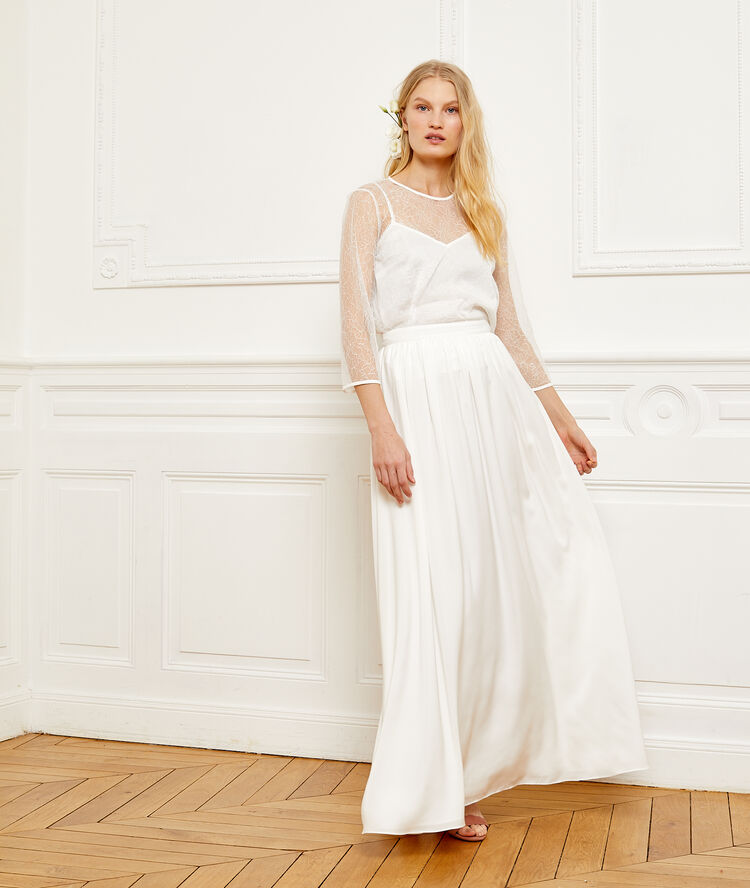 Top en tulle brodé de fleurs ecru.