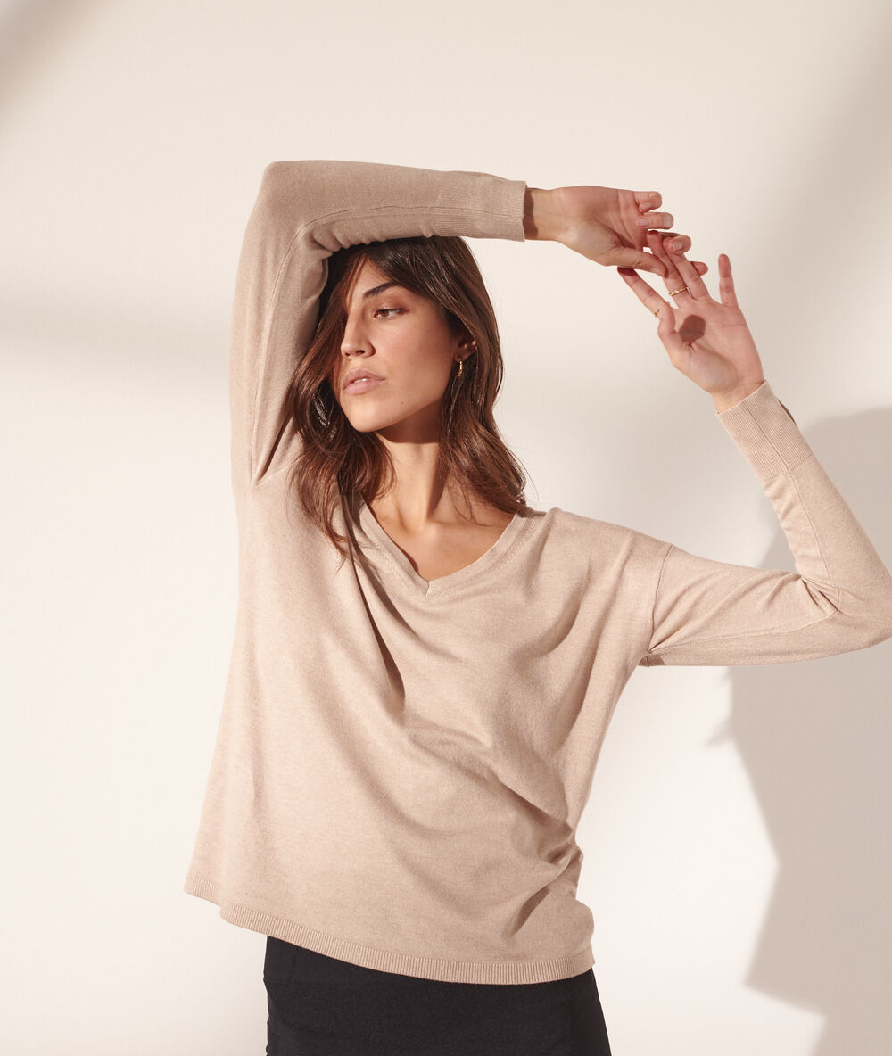 Pull col v en maille fine camel clair.