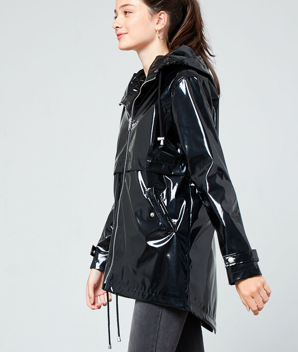 Imperméable à capuche effet vinyle noir.