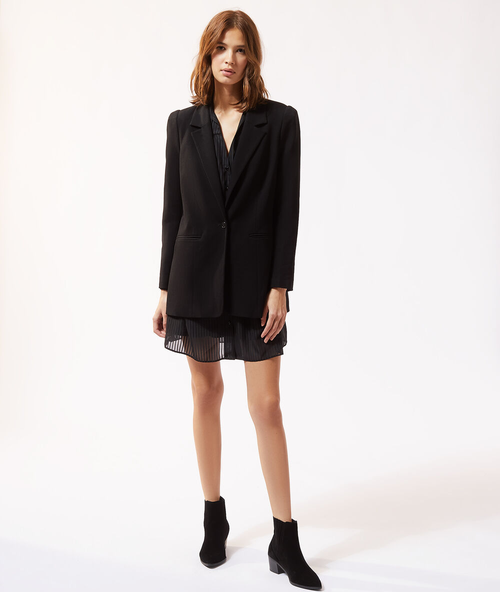 Veste de tailleur noir.