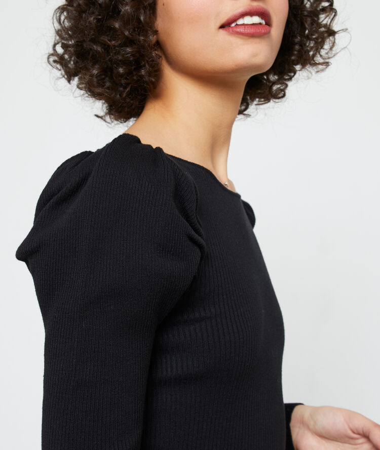 Pull en maille fine, manches gigot noir.