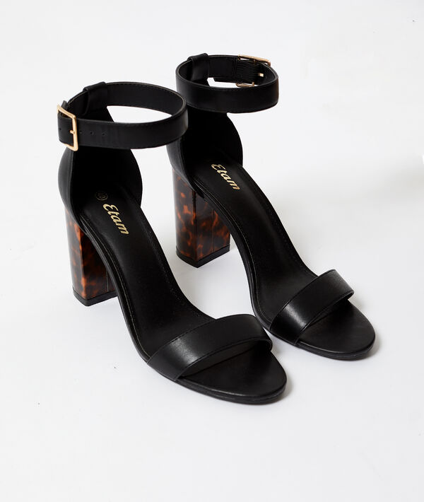 Sandales à talons ambrés noir.