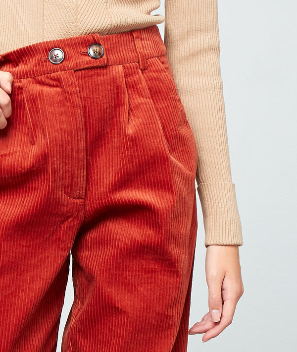Pantalon en velours côtelé rouille.
