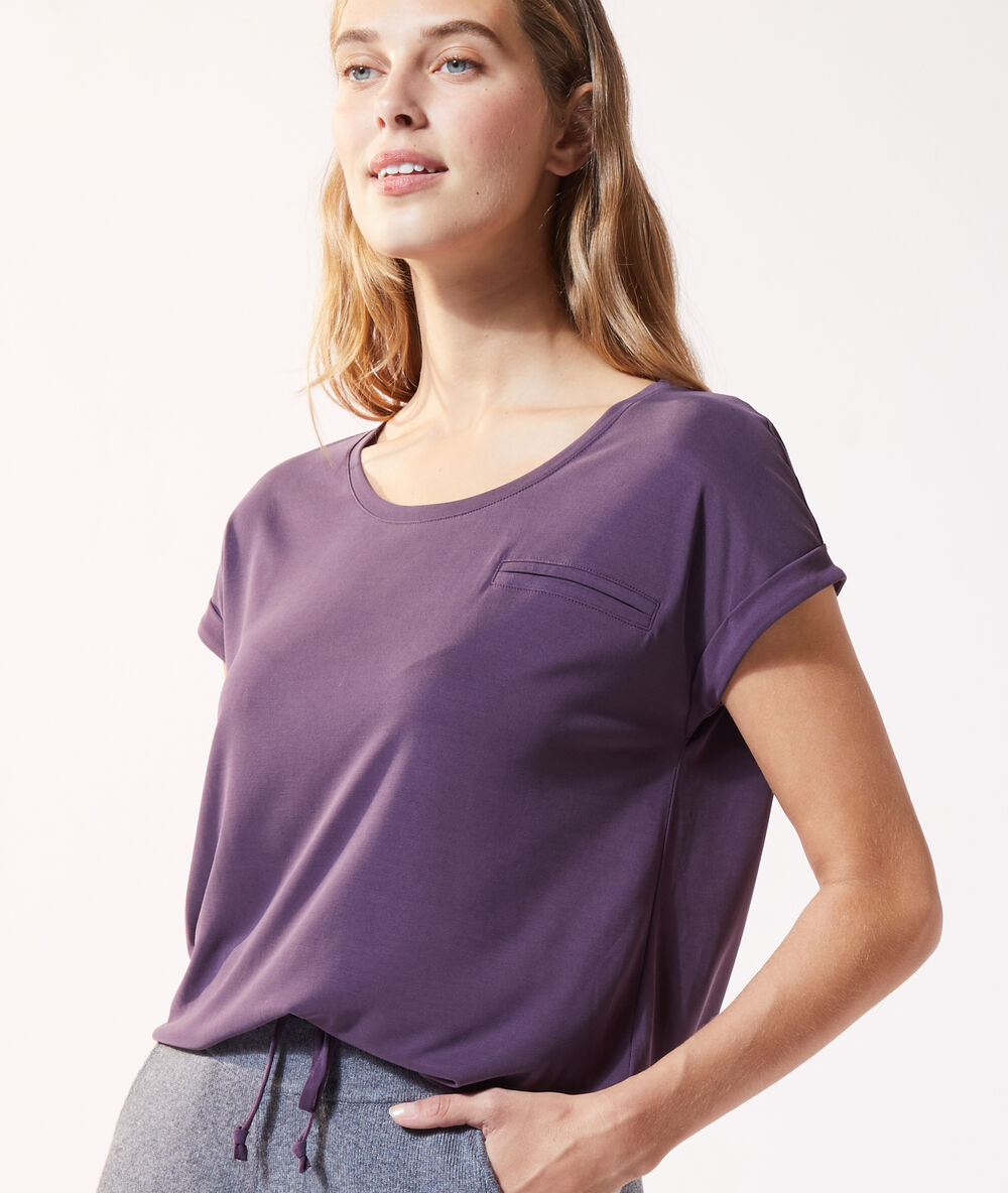 T-shirt à poche prune.