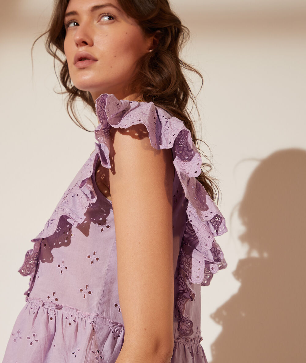 Top à volants avec broderie anglaise lilas.