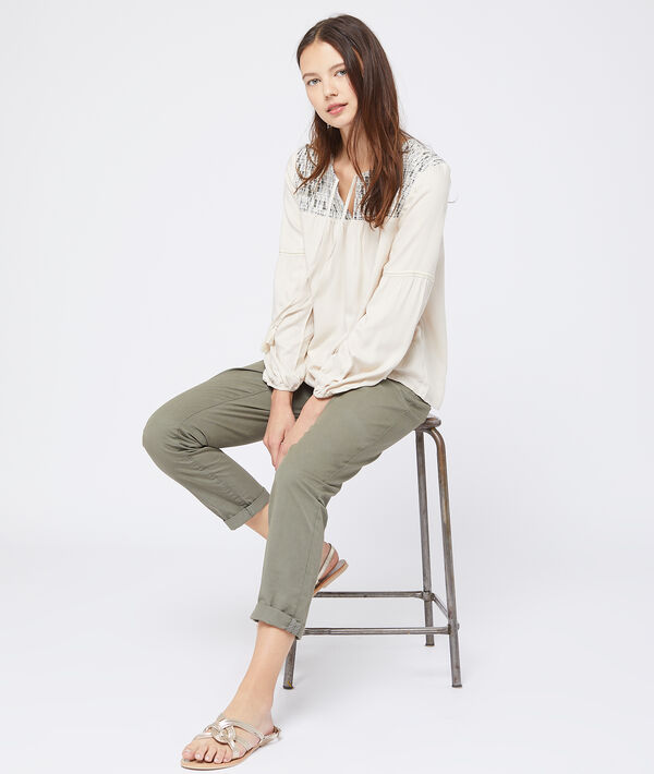 Blouse à motifs jacquard beige.