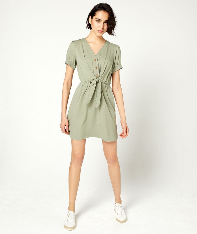 Robe fluide à nouer kaki clair.