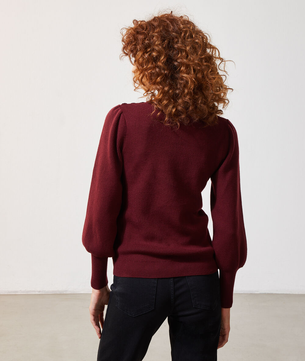 Pull côtelé bordeaux.