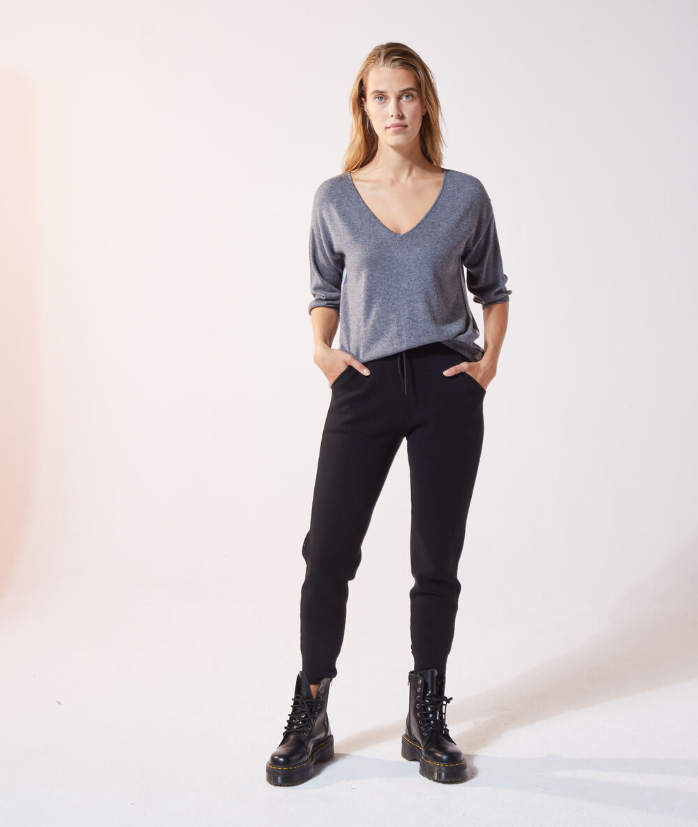 Pull col v en maille fine gris chine.