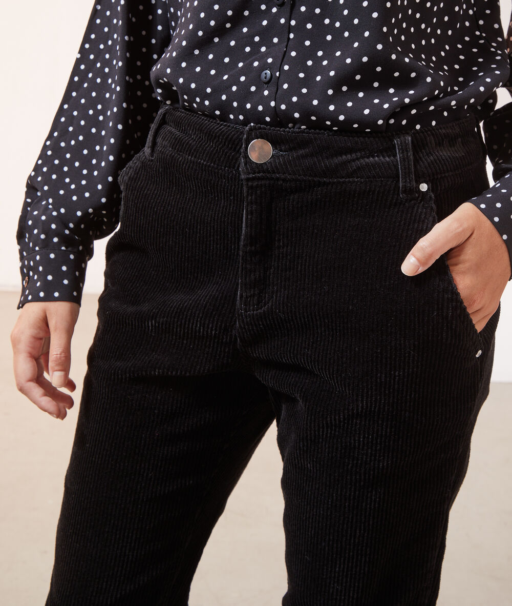 Pantalon en velours côtelé noir.