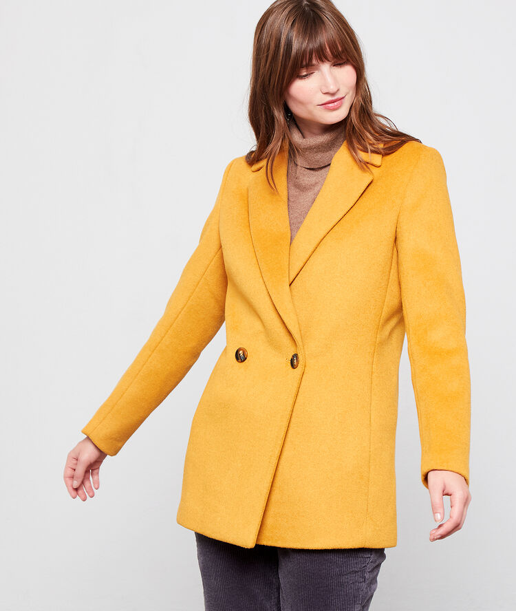 Manteau droit ocre.