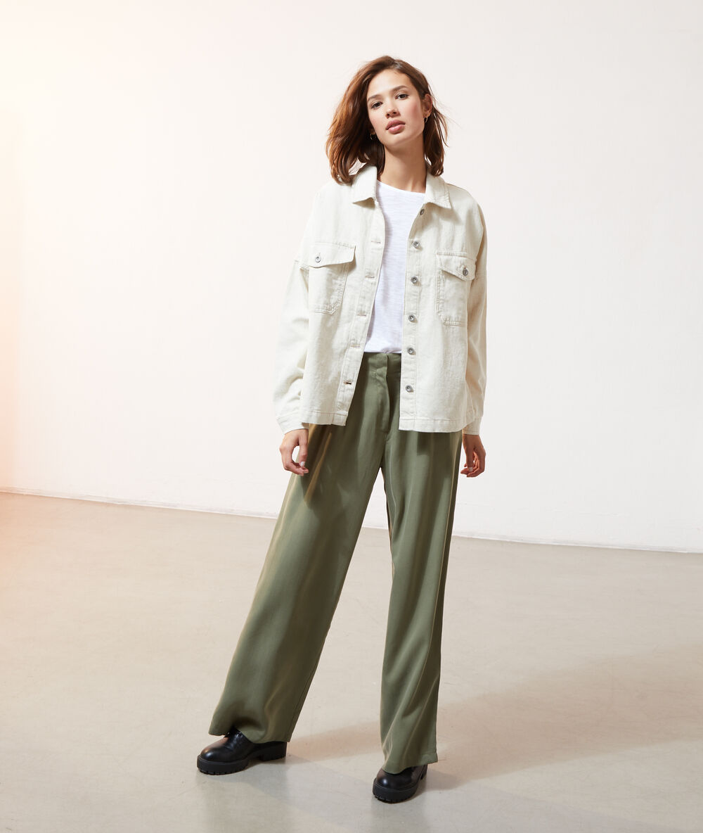 Veste droite boutonnée ecru.