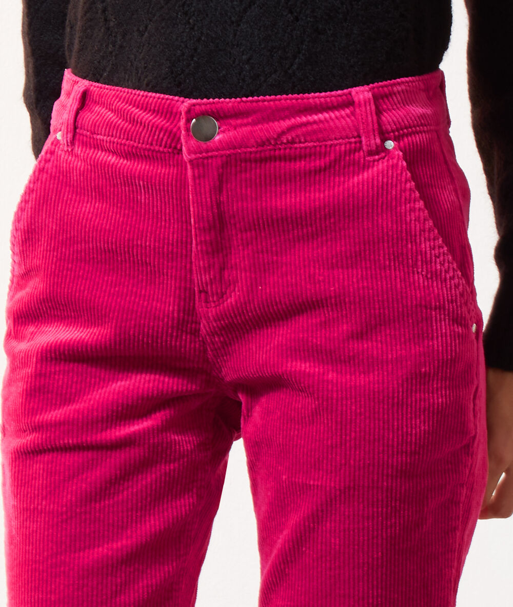 Pantalon en velours côtelé fuschia.