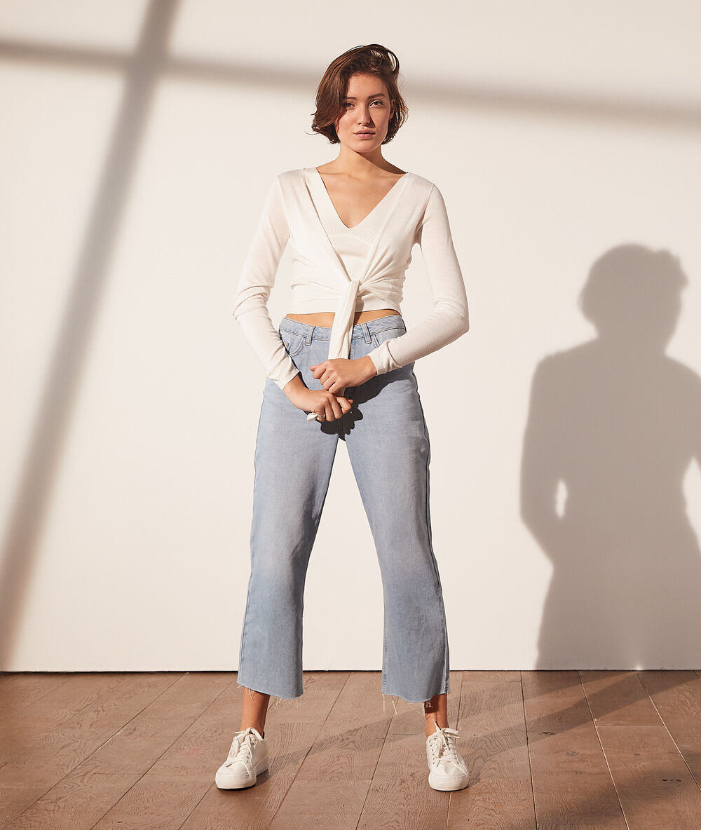 Cardigan à nouer en maille fine ecru.