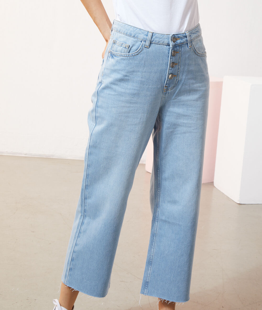 Jean large bleu moyen.