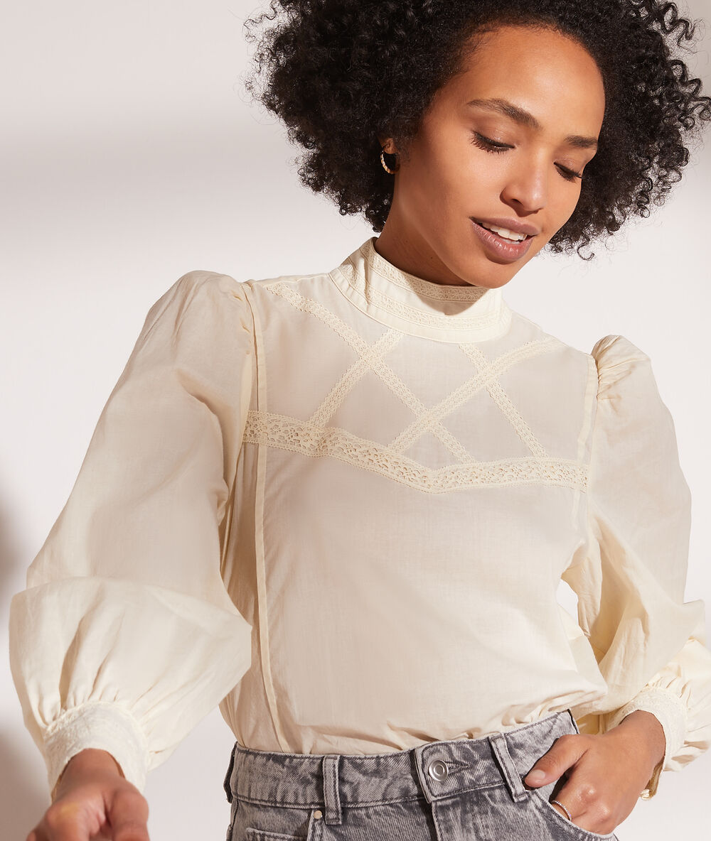 Blouse manches ballon jaune pale.