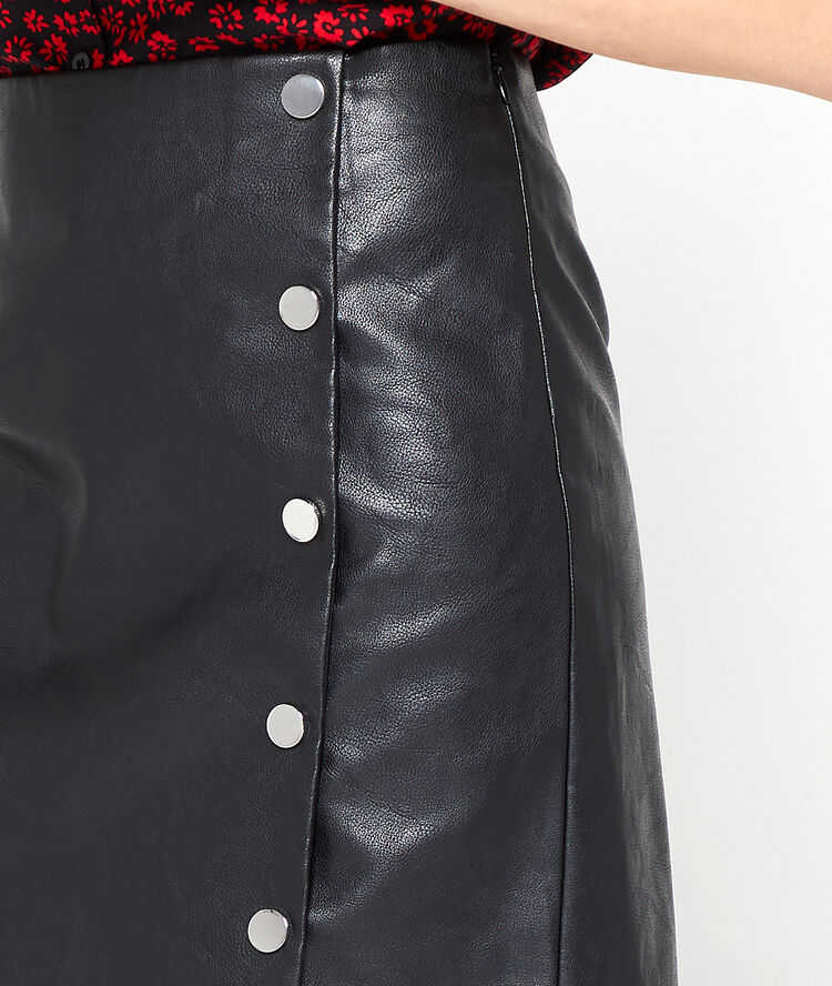 Jupe boutonnée en simili cuir noir.