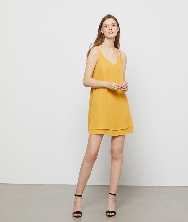 Robe fluide à bretelles jaune.