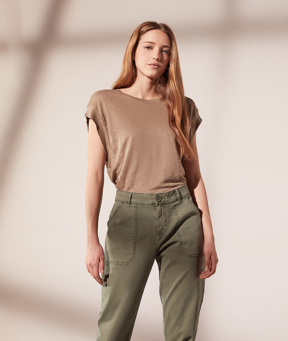 T-shirt col rond en lin kaki clair.
