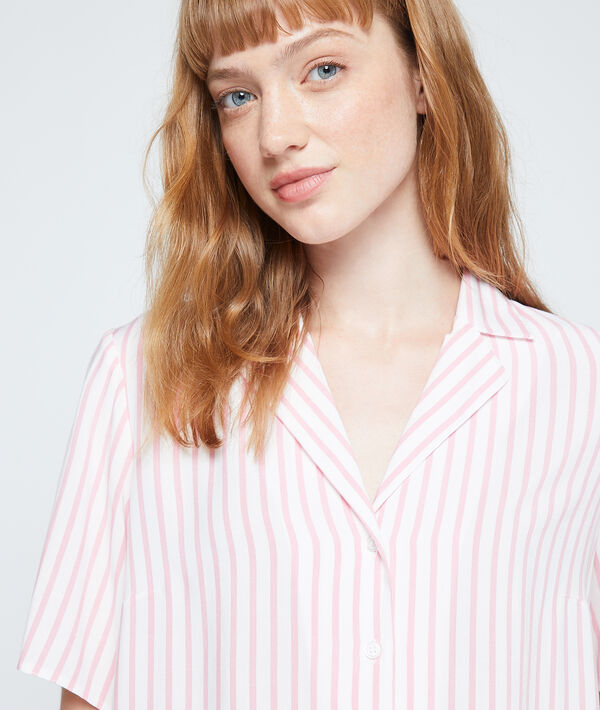 Chemisier à rayures rose pale.