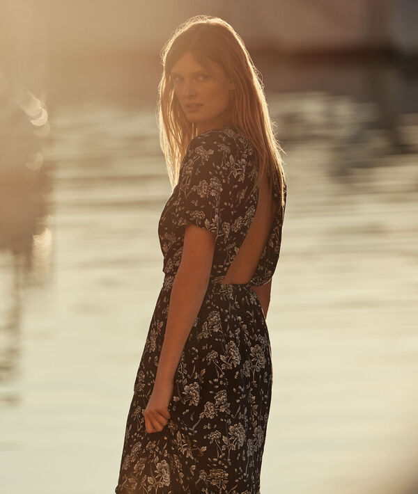 Robe longue dos ouvert à imprimé fleuri marine.