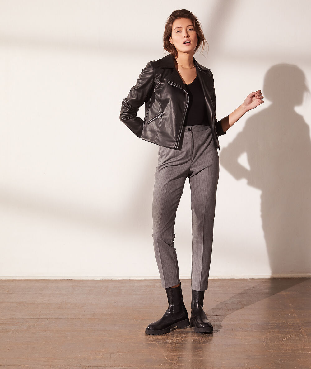 Pantalon cigarette à rayures gris chine.