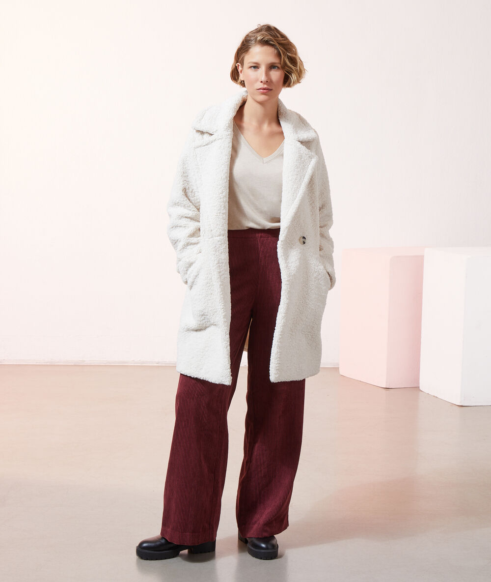 Pantalon large en velours côtelé bordeaux.