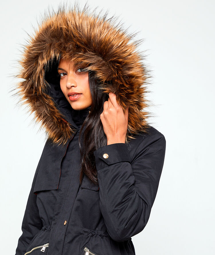 Parka doublée à capuche noir.