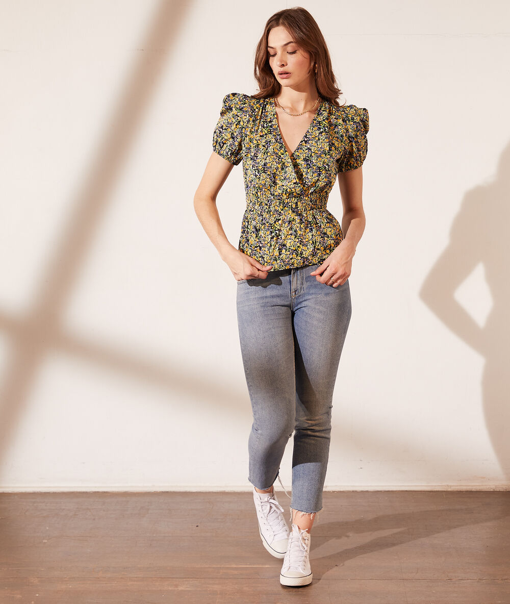 Blouse cache-coeur manches ballon noir.