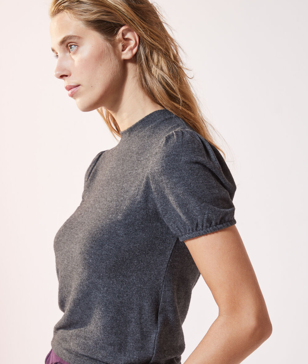 T-shirt en maille fine gris chine.