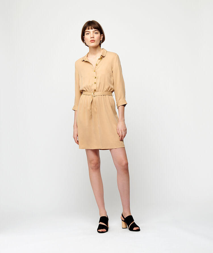 Robe chemise ceinturée camel.