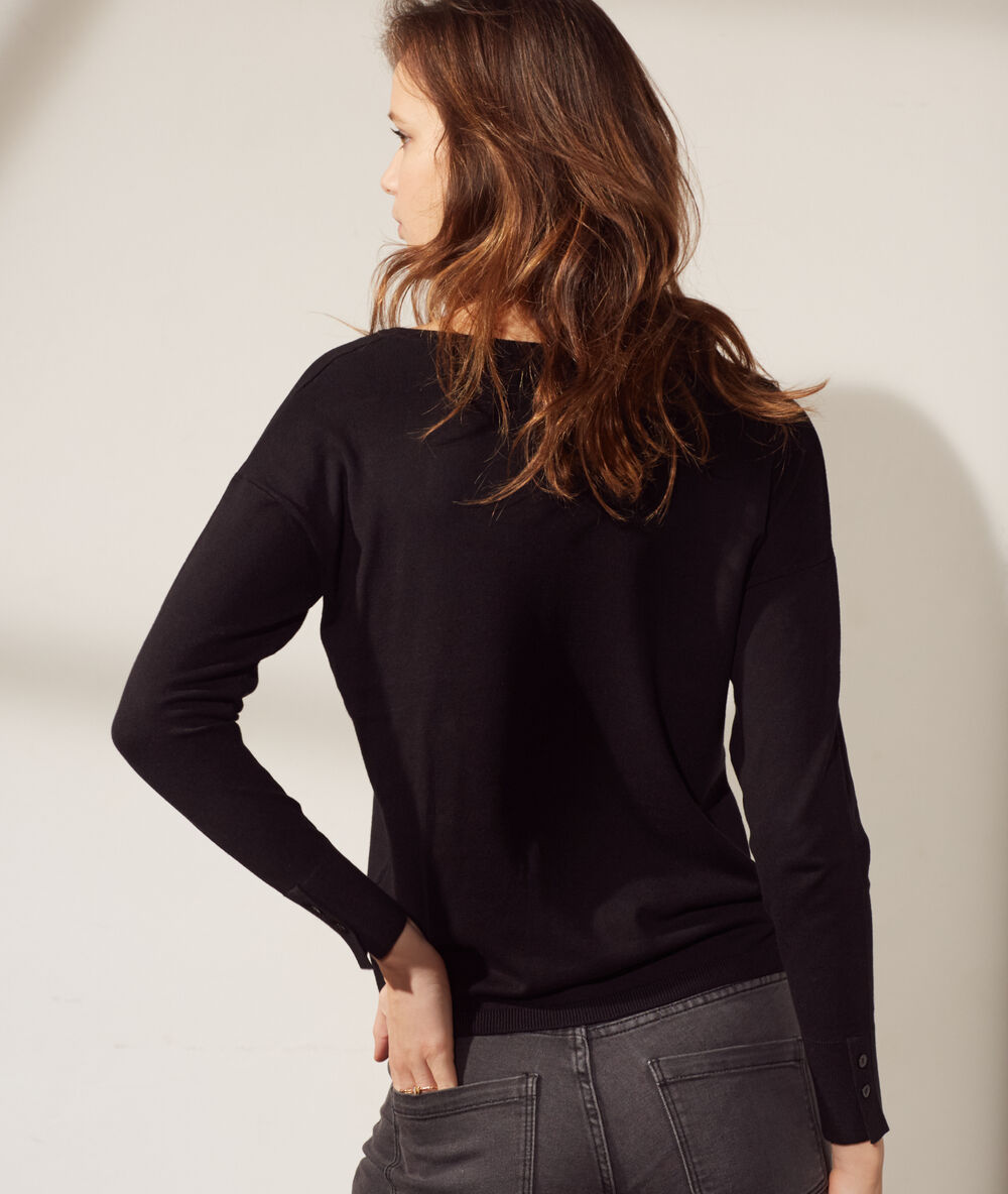Pull col v en maille fine noir.