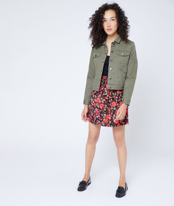 Veste en jean kaki.