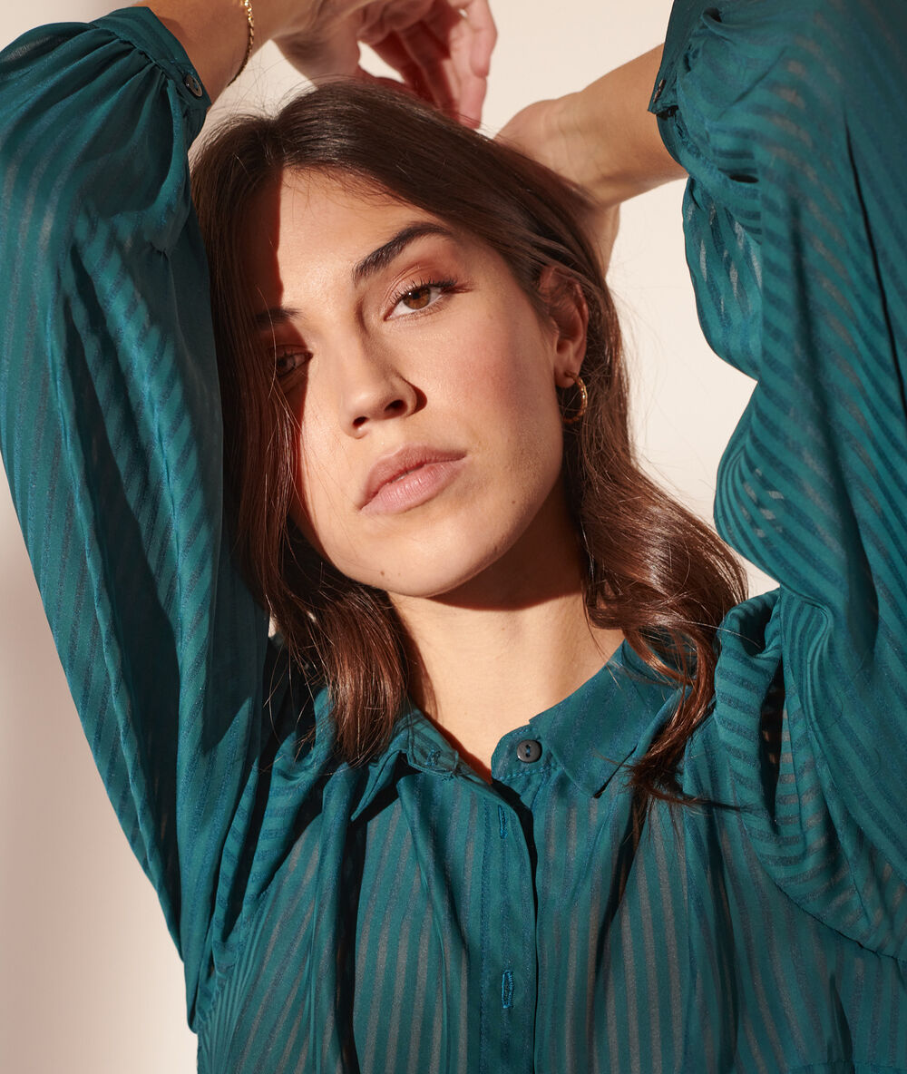 Chemise transparente manches ballon sapin.