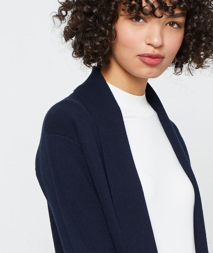 Gilet long à poches marine.