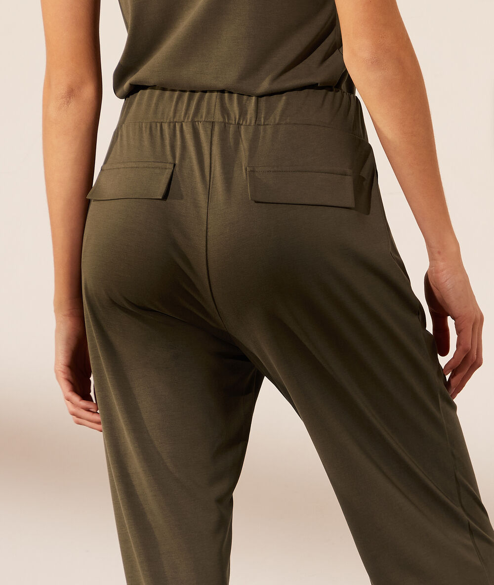 Pantalon jogger kaki clair.